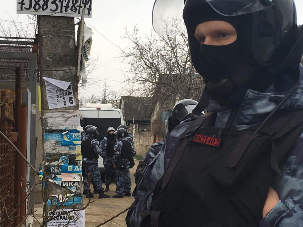 Месть крымскотатарскому народу: оккупанты массово обыскивают и задерживают крымских татар (фото)