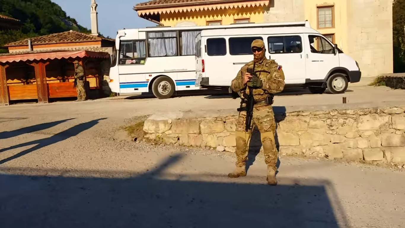 В крымскотатарском культурном центре «Караван-сарай Салачик» прошли массовые обыски (видео)