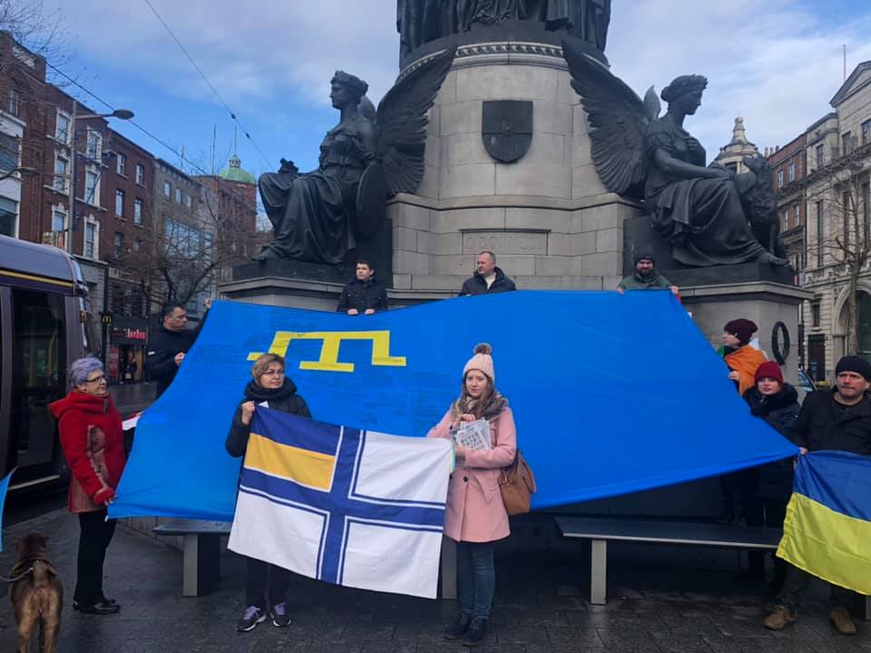 В Ирландии провели флешмобы солидарности с крымскими татарами, украинскими моряками и политзаключенными (видео)