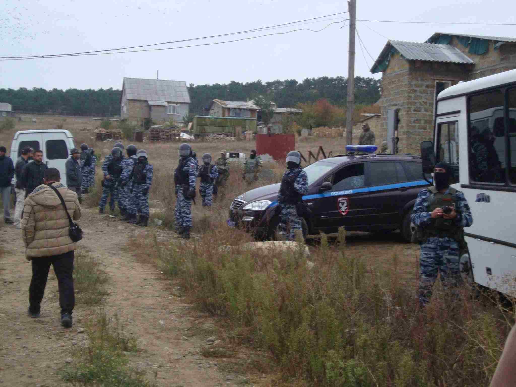 В Крыму проходят массовые обыски в домах крымских татар (фото)
