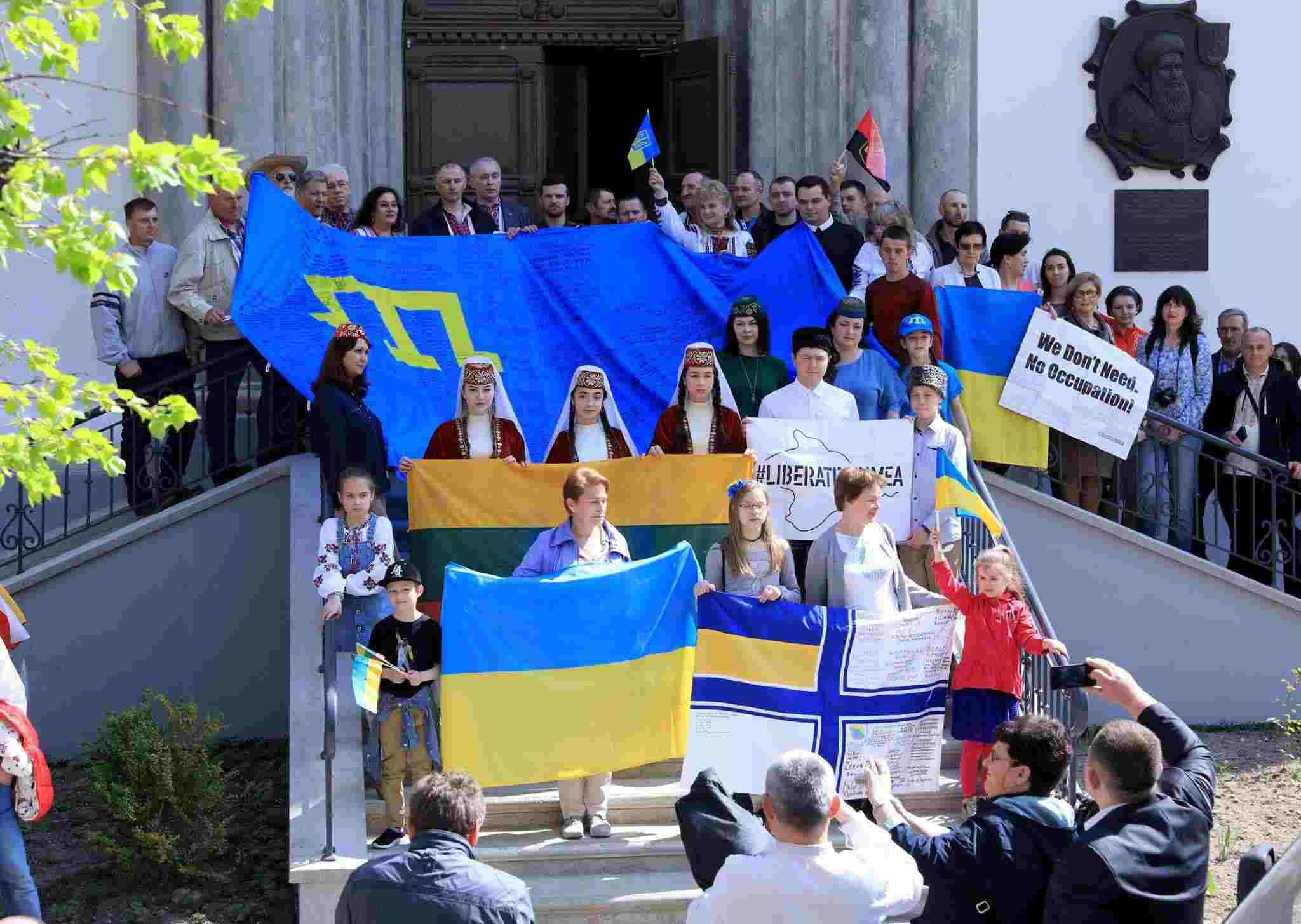«Объединенные флагом — #LIBERATECRIMEA»: крымскотатарский флаг посетил 28 стран (видео)