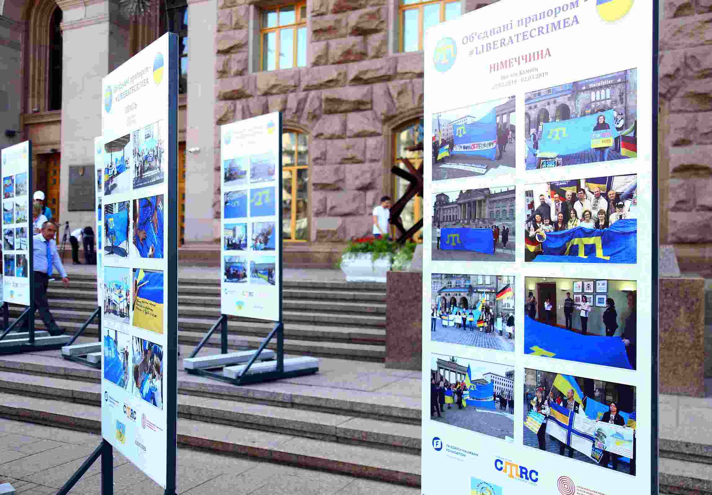 В центре Киева открылась выставка о путешествии крымскотатарского флага (фото)