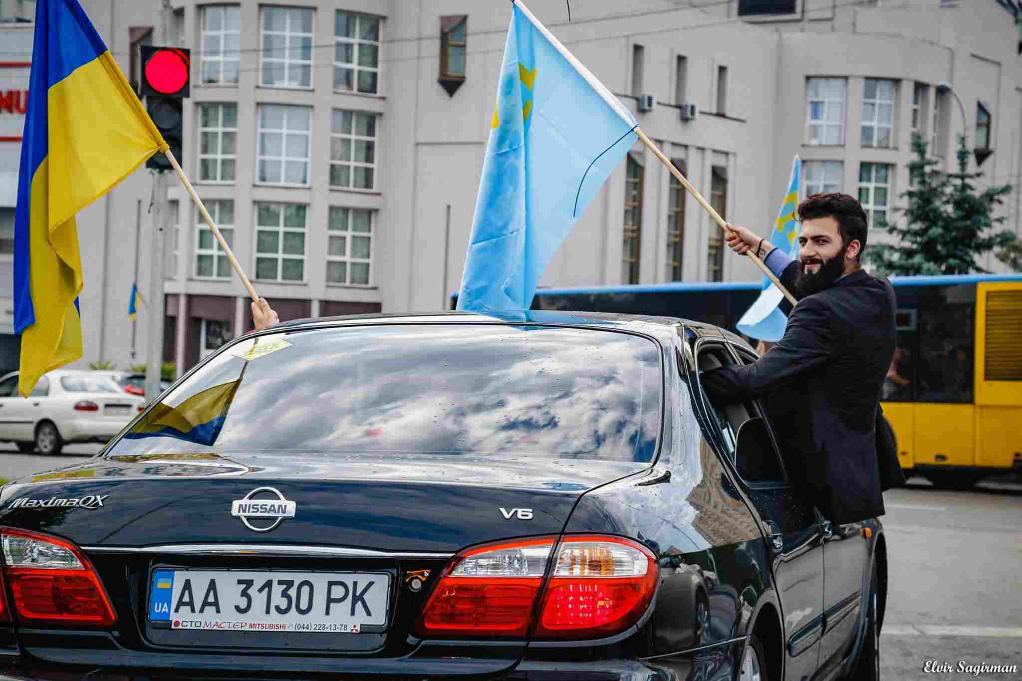 В Киеве прошел автопробег в День крымскотатарского флага (фоторепортаж)