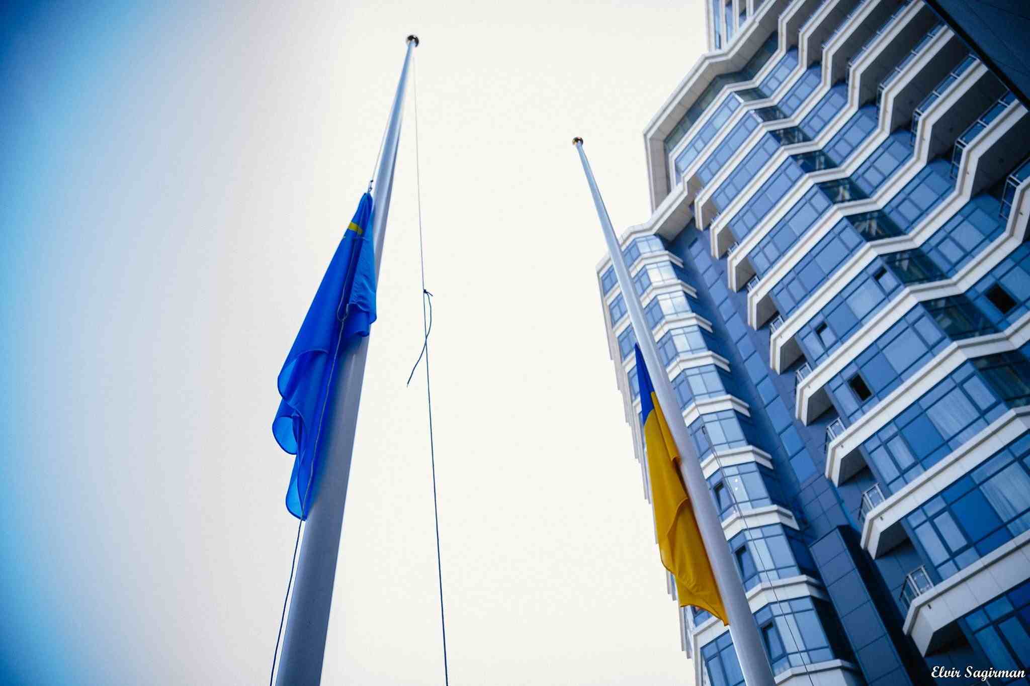 На флагштоках Меджлиса подняли крымскотатарский и украинский флаги (фоторепортаж)