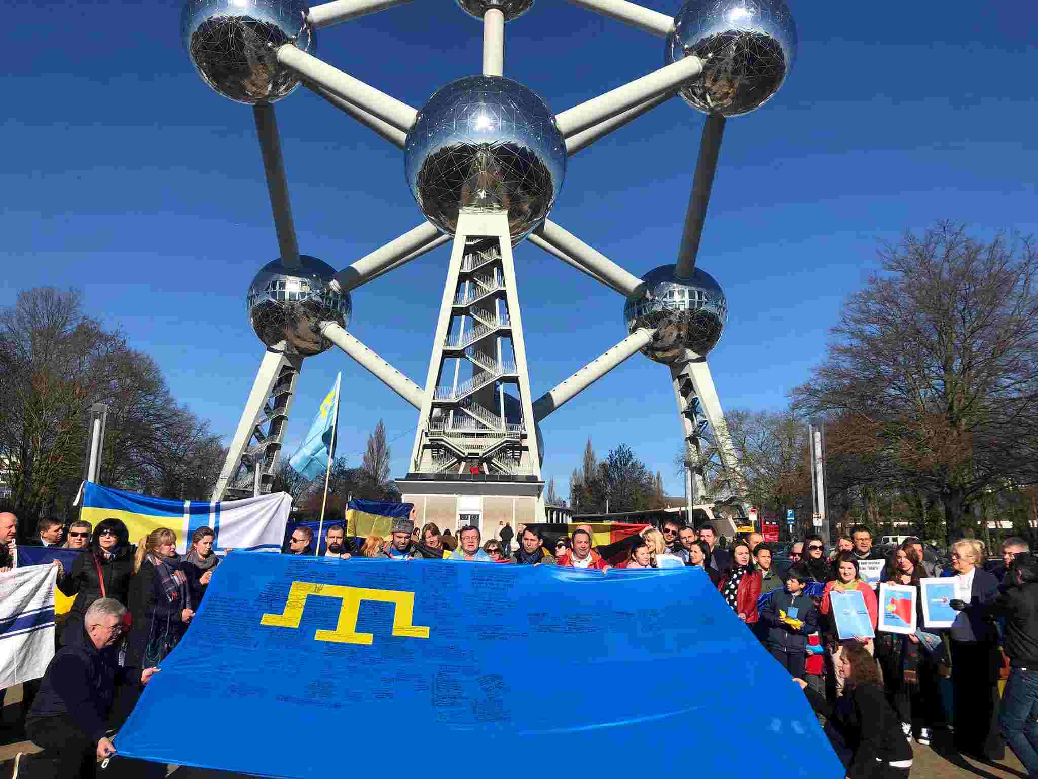 «Объединенные флагом — #LIBERATECRIMEA»: крымскотатарский флаг посетил 28 стран мира (видео)