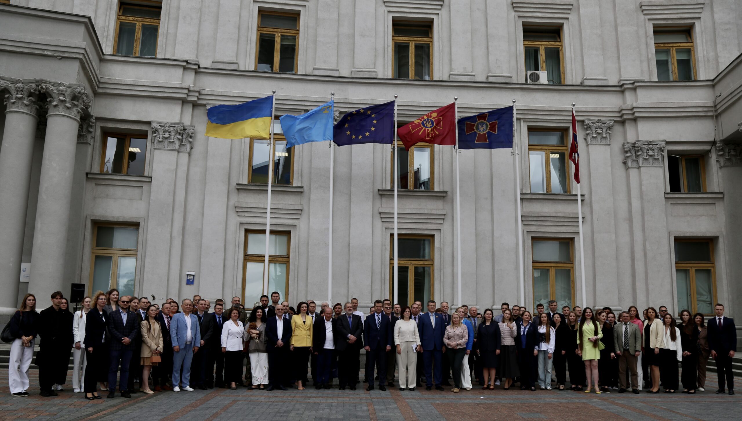 В День крымскотатарского флага у здания МИД Украины подняли национальный флаг крымскотатарского народа (фото)
