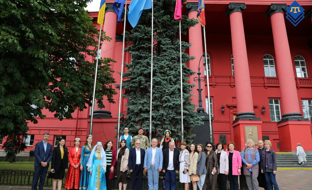 В День крымскотатарского флага возле КНУ имени Тараса Шевченко торжественно подняли национальный крымскотатарский флаг (фото)