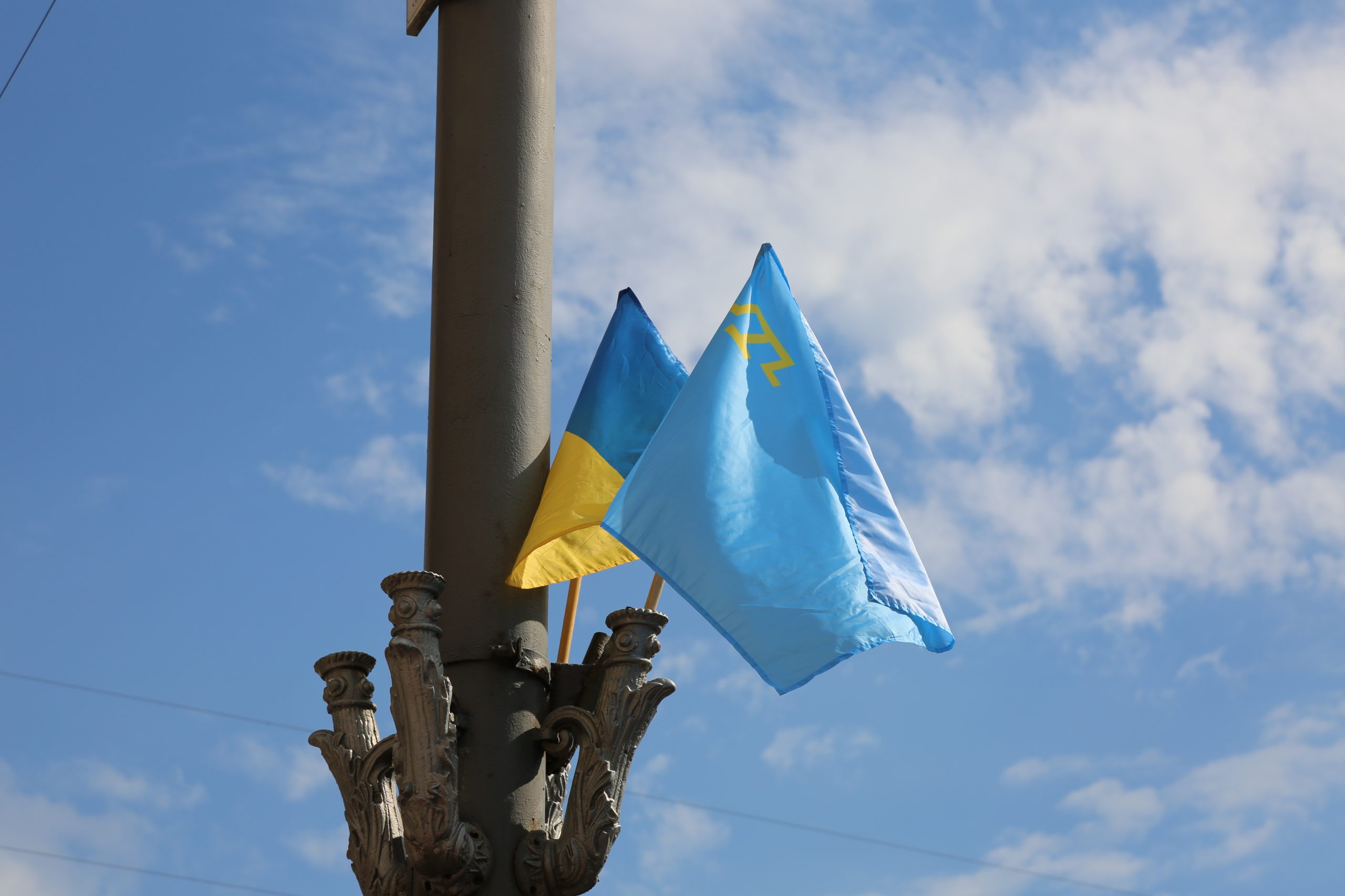 На улицах Киева появились крымскотатарские флаги