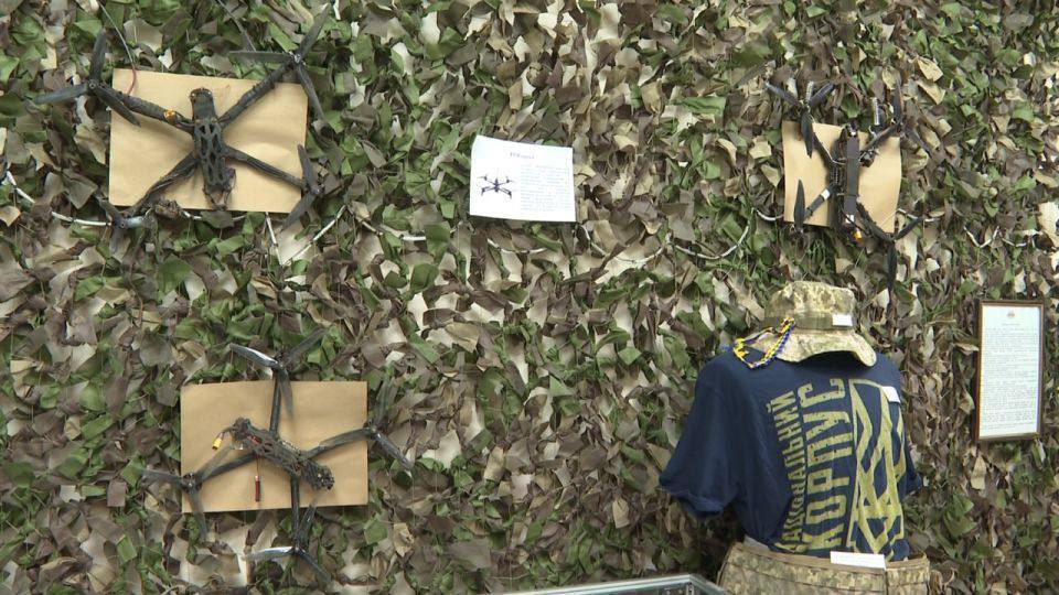 Мілітаризація дітей триває навіть попри вибухи в Криму: у Акмєсджіті (Сімферополі) окупанти відкрили нову пропагандистську виставку про «СВО»