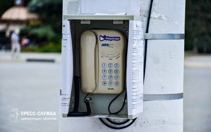 Окупанти встановлюють таксофони в Криму на тлі перебоїв мобільного зв’язку